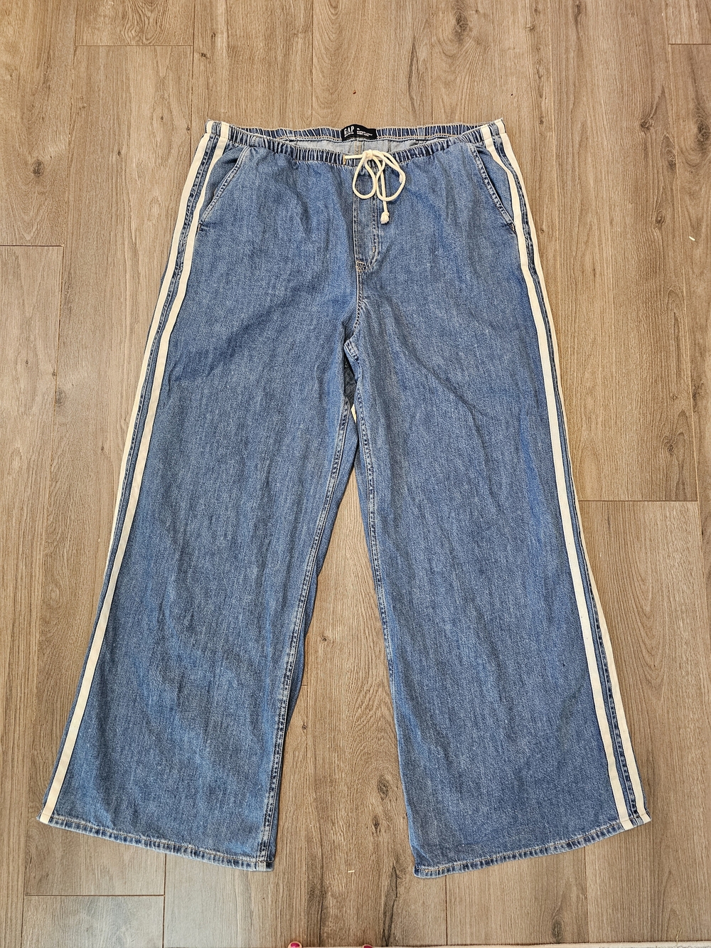 GAP Women's Blue Super Wide-Leg Denim Jeans with Cream Side Stripes
